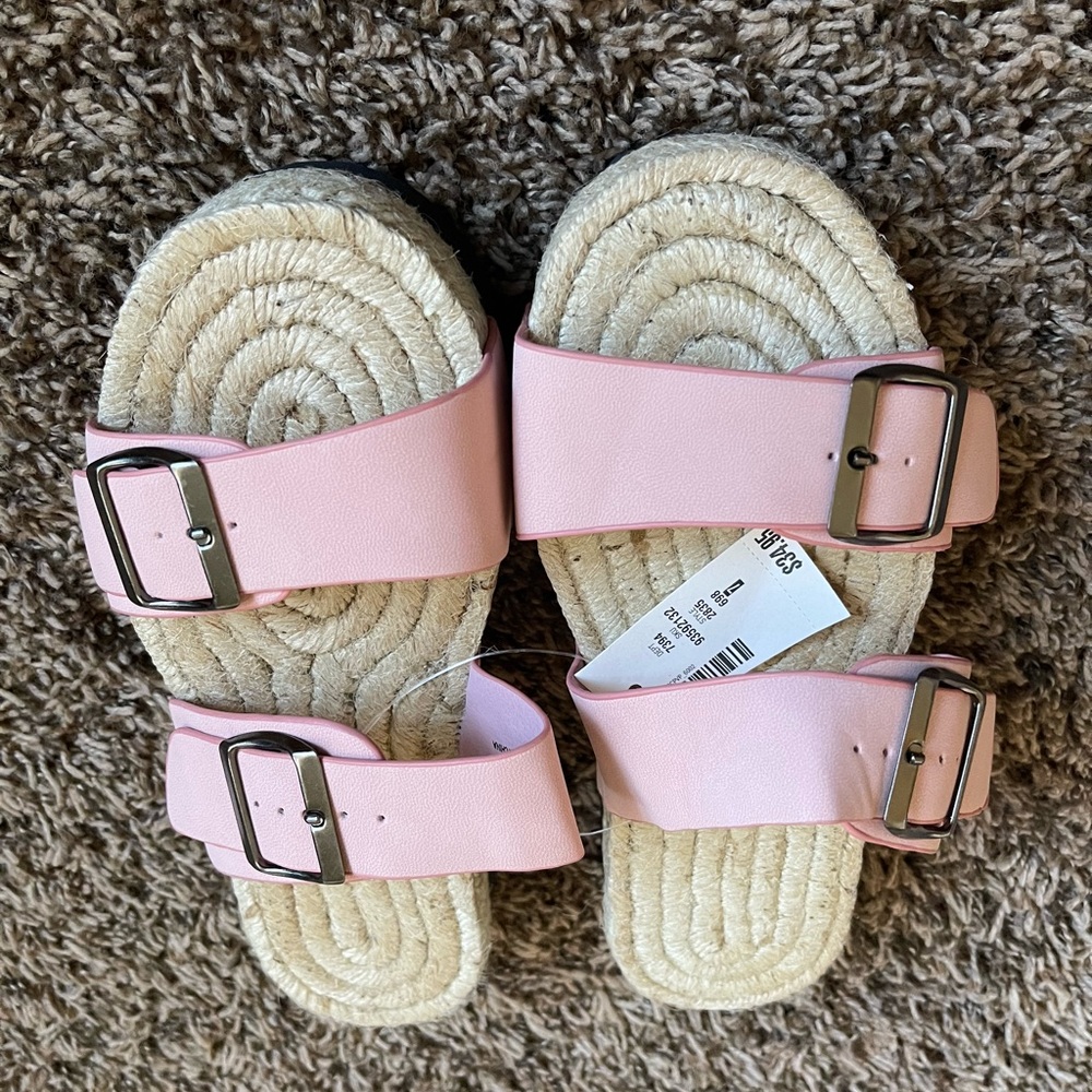 Aeropostal sandals size 6 and 7 available